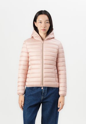 Roze gewatteerde jas met capuchon, met een gestikte design, een rits aan de voorkant, lange mouwen en elastische manchetten. Draagt over blauwe denimbroek.