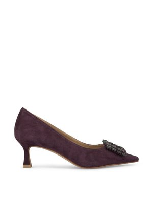 Pump in suede viola con punta affusolata, tacco basso e decorazioni in hardware nero nella parte anteriore, caratterizzato da una superficie liscia e un design classico.