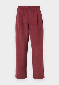 Pantaloni in corduroy di colore bordeaux, con un design a gamba dritta, pieghe davanti e chiusura con un singolo bottone. Texture morbida.