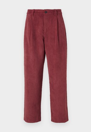 Pantalons en velours côtelé de couleur bordeaux, avec une coupe droite, des plis à l'avant et une fermeture à un bouton. Texture douce.