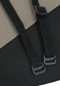 Bolsa de tela negra y gris con correas ajustables negras y herrajes de plástico, con una superficie texturizada y un bloque de color distintivo.