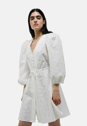 Monoprix COURTE CINTRÉE - Robe de jour - blanc