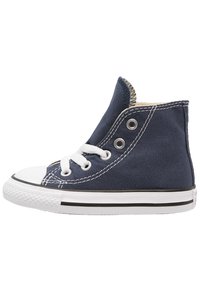 Marineblauer Canvas-Hochschaftsneaker mit weißer Gummispitze, kontrastierenden weißen Schnürsenkeln und schwarzen Streifen-Details entlang der Sohle und der Nähte.