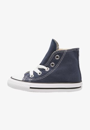 Sneaker înalți din pânză bleumarin cu vârf din cauciuc alb, șireturi albe contrastante și detalii negre pe talpă și cusături.