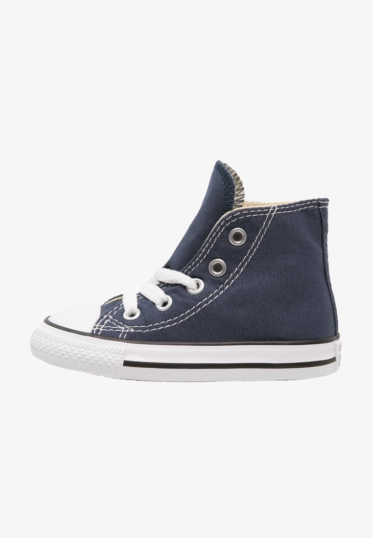 Marineblauer Canvas-Hochschaftsneaker mit weißer Gummispitze, kontrastierenden weißen Schnürsenkeln und schwarzen Streifen-Details entlang der Sohle und der Nähte.