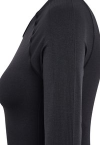 Schwarzes langärmliges Oberteil mit ribbeliger Textur, das über einen glatten Körper und eine nahtlose Schulterngestaltung verfügt. Schlanker Schnitt mit rundem Halsausschnitt.