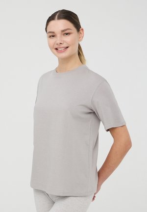 T-shirt grigio a maniche corte realizzato in morbido cotone, con un classico collo rotondo e una vestibilità rilassata, caratterizzato da cuciture minime e una texture liscia.