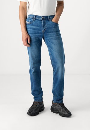 2023 D-FINITIVE - Straight leg jeans - 01