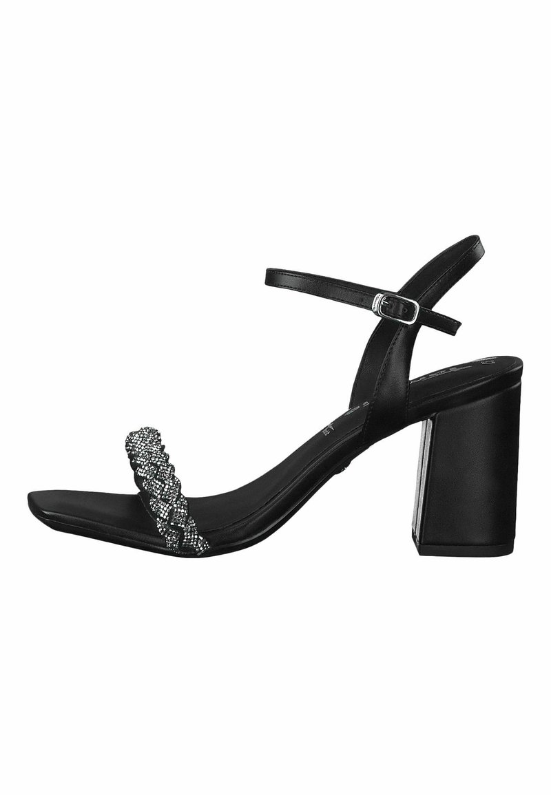 Sandale noire à talon haut avec une pointe carrée et un talon bloc, comprenant une fine bride à la cheville et une bande décorative avec des perles sur le dessus du pied.