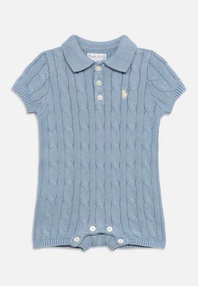 Niebieski krótki rękaw niemowlęcy kombinezon z dzianiny w splot warkoczowy, z kołnierzykiem, z przodu na guziki oraz z małym haftowanym logo na piersi.
