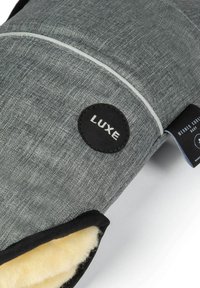 Grau textile Ofenhandschuh mit einer strukturierten Oberfläche, schwarzer Umrandung und cremefarbenem Innenfutter. Verfügt über ein rundes "LUXE"-Label.