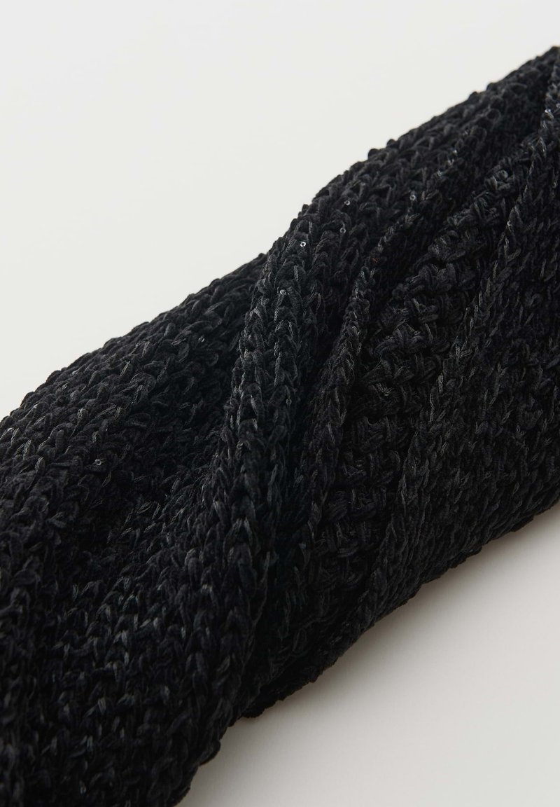 Schwarzes gestricktes Stirnband mit einem strukturierten Muster, in der Mitte gedreht, auf einem schlichten weißen Hintergrund präsentiert.