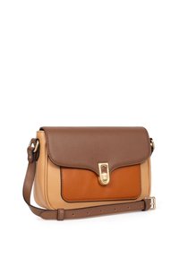 Borsa a tracolla in pelle marrone con una pattina anteriore a trama, pannello di accento arancione e finiture dorate. Tracolla regolabile con dettagli a fibbia.