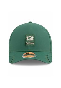 Grüne Baseballmütze mit runder Krone, ausgestattet mit einem Aufnäher mit dem Logo der "Green Bay Packers". Weiches Material, gebogener Schirm und verstellbare Passform.