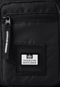 Weekend Offender Umhängetasche - black ripstop