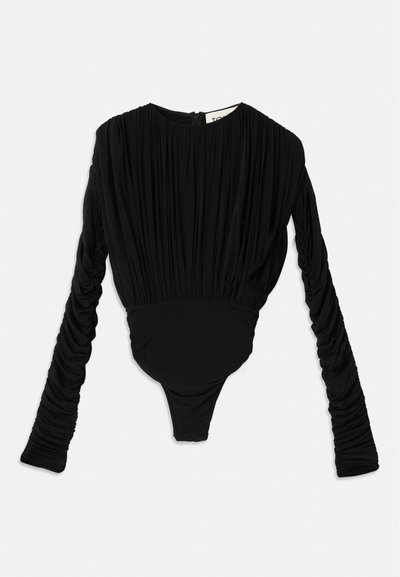 Fekete bodyn, hosszan ráncolt ujjak, kerek nyakkivágás és testhez simuló alj található. Simogatós anyagból készült, redőzött részletekkel.