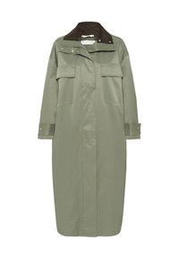 Long manteau vert sauge avec col en velours côtelé marron foncé, poches à rabat à l'avant, fermetures à pression et boutons, manches longues avec poignets à pression.