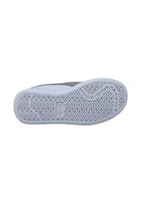 Suola di scarpe in gomma con un motivo a zigzag, colore bianco con accenti grigi, texture liscia e un logo di marca al centro.