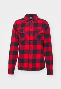 Chemise en flanelle à carreaux rouge et noir avec une fermeture à boutons sur le devant, deux poches poitrine et un col classique ; tissu doux et manches longues.