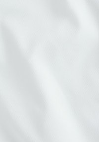 Tessuto bianco con trama strutturata che presenta un fine motivo a costine, superficie liscia e caduta morbida, adatto a varie applicazioni tessili.