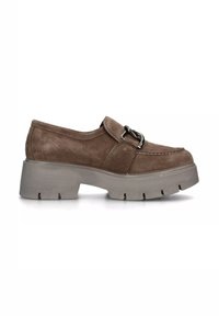 Scarpa slip-on in suede marrone con un accento metallico, suola piatta grigia spessa con scanalature e dettagli cuciti sui bordi.