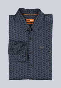 Dunkelblaues Hemd mit Knopfleiste und strukturiertem Diamantmuster, mit Kragen, einer Brusttasche und kontrastierender oranger Markenkennzeichnung.