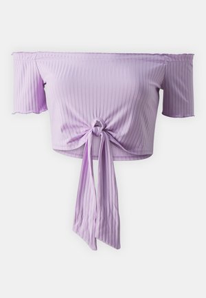 Lilafarbene Off-Shoulder-Crop-Top mit kurzen Ärmeln, gerippter Textur und gebundenem Vorderteil. Glattes Material mit leichtem Glanz.