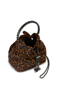 Borsa a secchiello con stampa leopardata realizzata in morbida pelliccia sintetica, con manico a catena nera testurizzata e chiusura con coulisse. Include accenti con nappine.