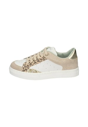 Sneaker basse in camoscio beige, pelle bianca, pannello con stampa leopardata, dettagli glitter dorati, lacci beige e suola in gomma bianca.