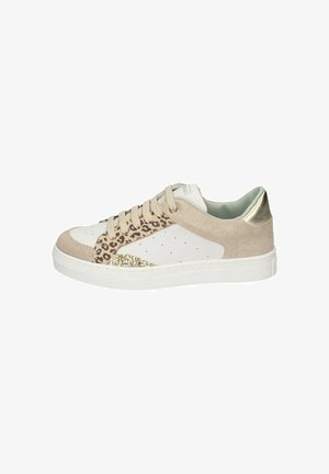 Sneaker basse in camoscio beige, pelle bianca, pannello con stampa leopardata, dettagli glitter dorati, lacci beige e suola in gomma bianca.