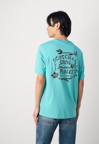 Scotch & Soda REGULAR FIT FRONT BACK - Print T-shirt - agate green