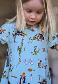 Vaaleansininen lyhythihainen mekko, jossa on leikkisä kuvio eri hahmoista, eläimistä ja esineistä monilla väreillä ja yksityiskohdilla.