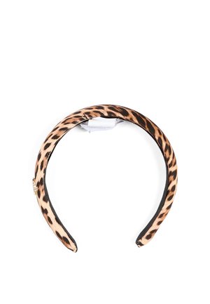 Diadema acolchada con estampado de leopardo y un pequeño detalle dorado en un lado sobre un fondo blanco.