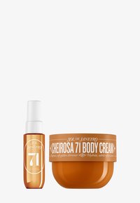 Crema corporal Cheirosa 71 y bruma fragancia en envase naranja. La crema viene en un tarro redondeado; el aerosol tiene una tapa de spray y un diseño cónico.