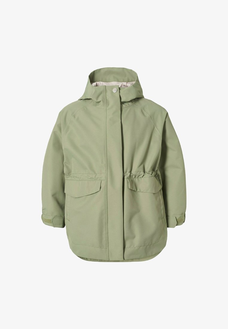 Světlé zelená bunda s kapucí, předním zipem, zapínáním na druk, nastavitelným pasem, dvěma kapsami se zdrhovacími klapkami a suchými zipy na manžetách.