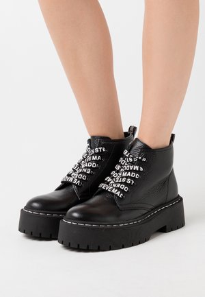 Steve Madden, Bottines à plateau - black