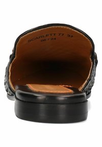 Scarpa slip-on in pelle nera con superficie testurizzata, fodera interna marrone e suola in gomma nera solida. Etichetta interna con dettagli sulla taglia.