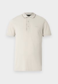 Béžové polo tričko vyrobené z bavlny, s dvoma gombíkmi na zapínaní, čiernym lemom na golieri a rukávoch a vyšitým logom na hrudi.