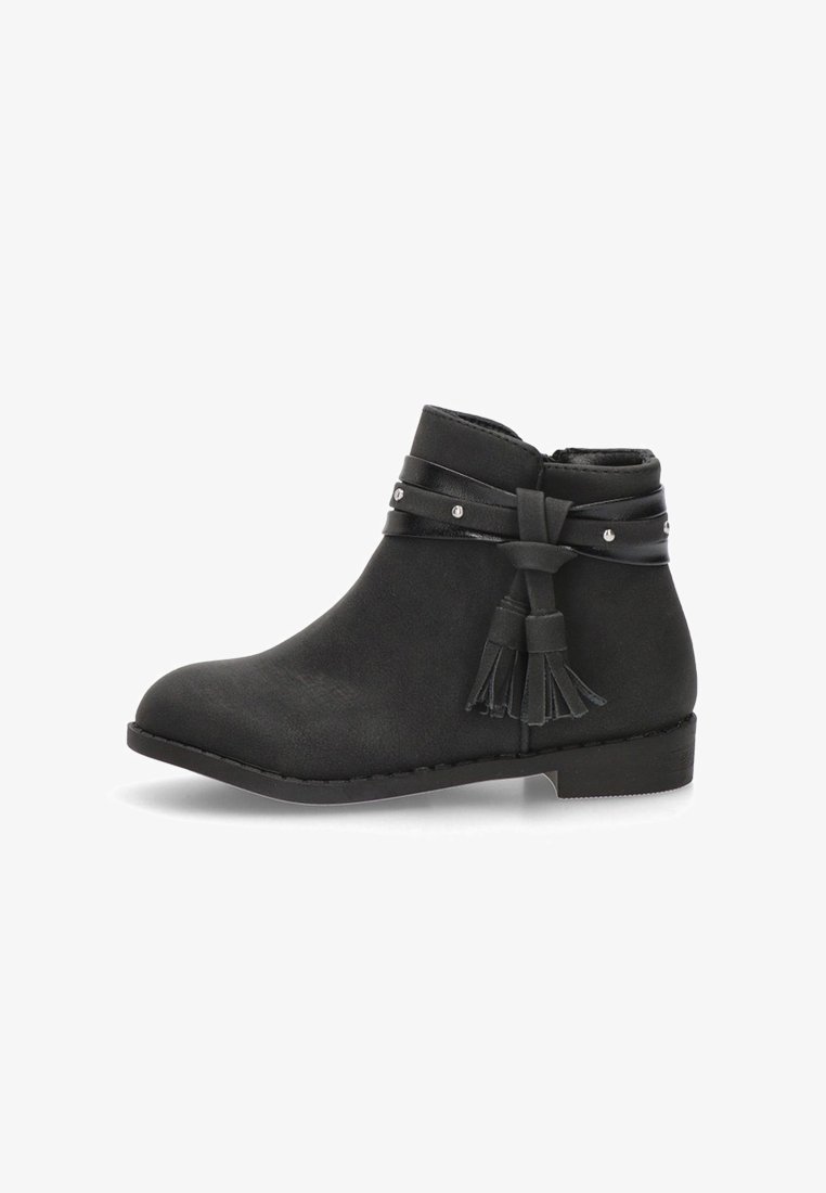 Botas negras hasta el tobillo con una textura suave, puntera redondeada y una correa decorativa que presenta borlas y acentos metálicos. Diseño de tacón plano.