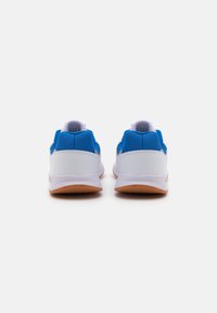 Baskets de sport bleu et blanc avec un tissu en maille, des accents texturés, des semelles en caoutchouc et un design profil bas.