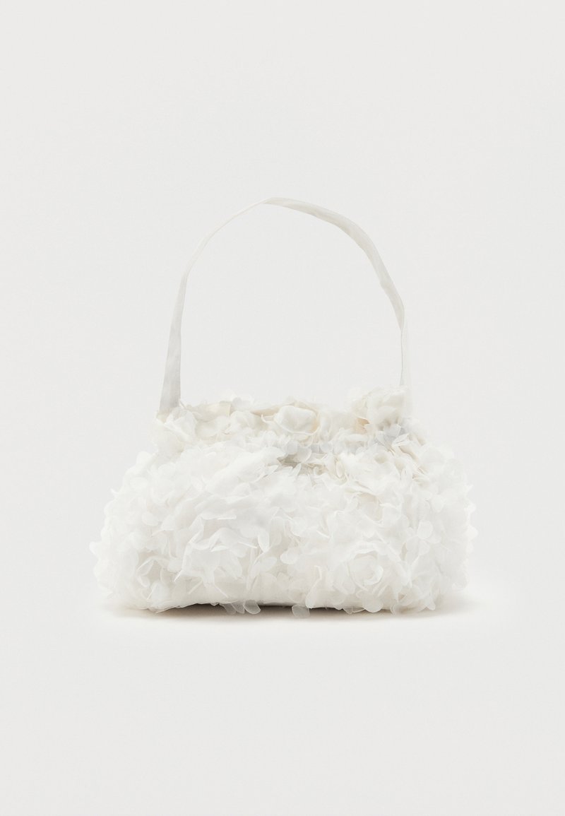 Μικρή λευκή τσάντα χειρός καλυμμένη με υφασμάτινα τριαντάφυλλα στο σώμα και λεπτό μονό λουρί σε απλό φόντο.