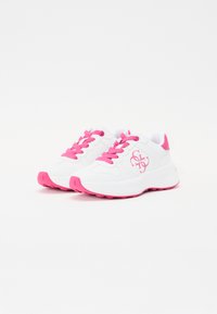 Baskets blanches avec des accents roses. Les caractéristiques comprennent des lacets roses, un logo sur le côté et une semelle épaisse avec traction rose.