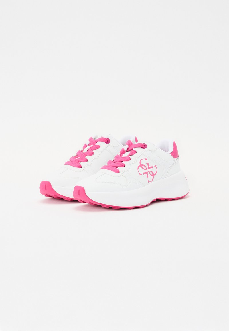 Zapatos deportivos blancos con acentos en rosa. Las características incluyen cordones rosas, un logotipo en el costado y una suela gruesa con tracción rosa.