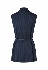 Blazer sans manches bleu marine à fines rayures avec col cranté et fine ceinture cintrant la taille, vu de dos.