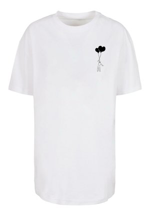 T-shirt in cotone bianco con maniche corte. Presenta una grafica nera di una figura che tiene due palloncini a forma di cuore stampata sull'area sinistra del petto.