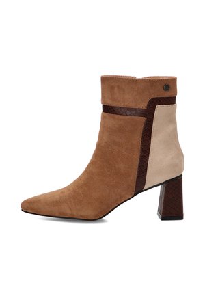 Bota de ante hasta el tobillo con puntera puntiaguda, tacón bloque y diseño de bloques de color en marrón, beige y marrón oscuro con detalles texturizados.