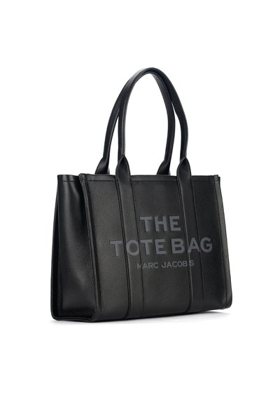 Czarna skórzana torba typu tote z pionowymi szwami, podwójnymi uchwytami oraz wyraźnym wytłoczonym napisem "THE TOTE BAG MARC JACOBS."