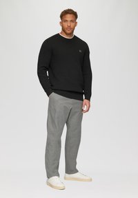 s.Oliver MIT NAHTDETAILS UND LOGO - Strickpullover - schwarz