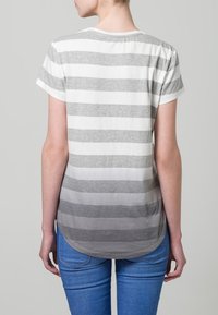 Grå och vit randig t-shirt med korta ärmar, rund halsringning, något böjd fåll, tillverkad av mjukt bomullsmaterial.