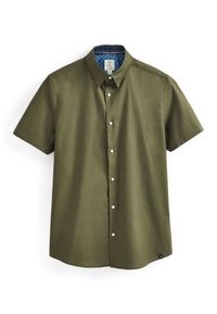 Camisa de manga corta en verde oliva, hecha de una tela suave. Presenta un cuello con botón, botones blancos y un forro interior de patrón azul.
